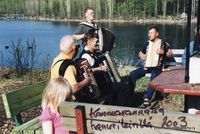Rantakoivun alla - hanurileirill&auml; Enon Kanavarannassa 2003